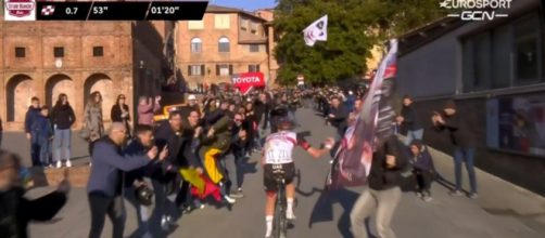 Tadej Pogačar al comando della Strade Bianche.