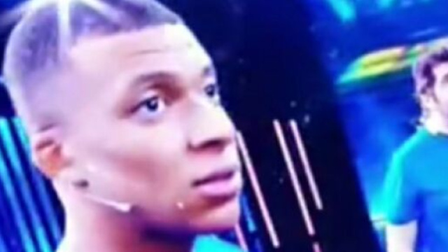 Kylian Mbappé complètement perdu au concert des Enfoirés, la vidéo fait beaucoup parler (capture YouTube)