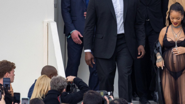 Rihanna enceinte, s'expose en tenue de nuisette au grand public