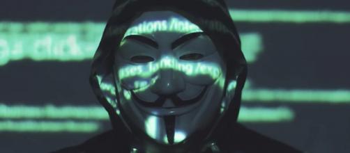 Il gruppo Anonymous ha detto di essere riuscito ad hackerare la tv russa per trasmettere le immagini della guerra.