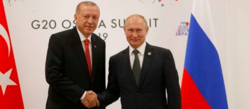 Erdogan y Vladimir Putin hablaron sobre los corredores humanitarios y el alto al fuego (Twitter, RTErdogan)