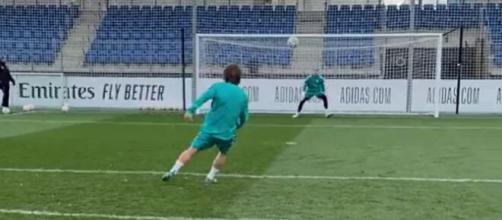 Avant le PSG, Luka Modric régale à l'entrainement avec une frappe magnifique (capture YouTube)