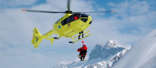 Alpi Carniche, uomo scivola per 200 metri sulla neve ghiacciata: è in gravi condizioni.