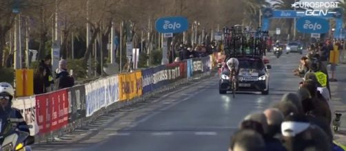 Filippo Ganna seguito dall'ammiraglia Ineos alla Tirreno Adriatico.