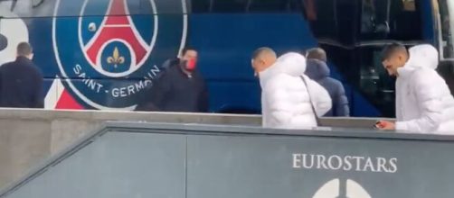 Kylian Mbappé arrivé à l'hôtel des joueurs du PSG ce mardi - Source : capture d'écran, Twitter