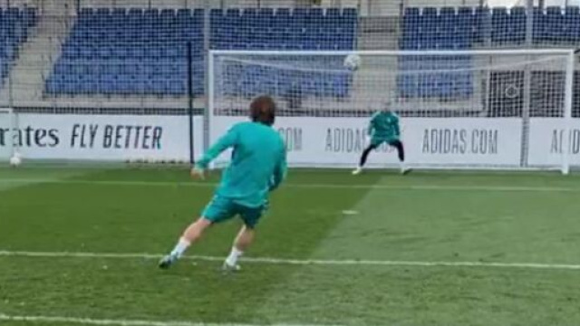 Avant le PSG, Luka Modric régale à l'entrainement avec une frappe magnifique (capture YouTube)
