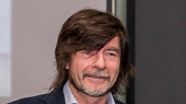 Ciclismo, incidente per Gianni Bugno: investito da una moto, è in buone condizioni.