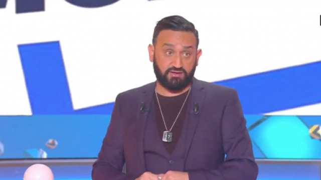 Cyril Hanouna en compagnie de Ruby Nikara sur le plateau de TPMP. Source : capture d’écran C8.