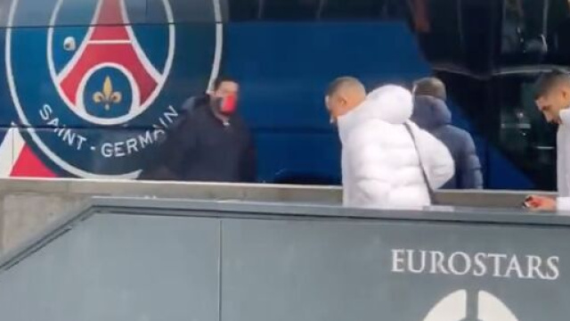 Kylian Mbapp&eacute; arriv&eacute; &agrave; l'h&ocirc;tel des joueurs du PSG ce mardi - Source : capture d'&eacute;cran, Twitter