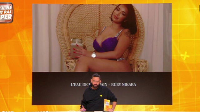Cyril Hanouna reçoit Ruby Nikara sur le plateau de TPMP. Source : capture d’écran C8.