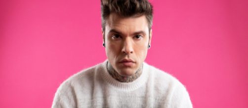 Fedez commosso dall'abbraccio della figlia Vittoria.