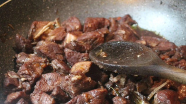 Stufato di manzo al vino, uno strepitoso secondo piatto della tradizione italiana.