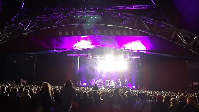 Un momento del concerto di Nino D'Angelo.