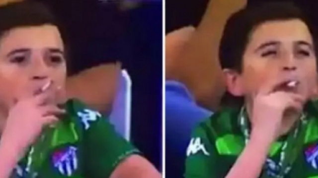 Un 'enfant' fume lors d'un match de Fenerbahce et fait le buzz (captures YouTube)