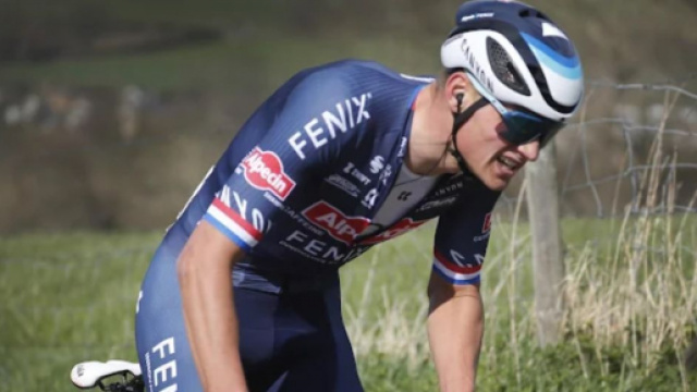 Mathieu Van der Poel impegnato all'Amstel Gold Race.