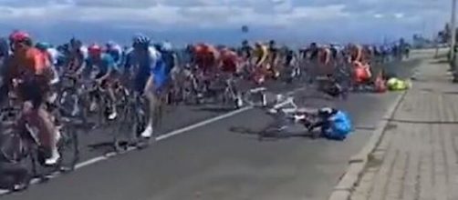 Ciclismo, tifoso taglia la strada al gruppo e provoca caduta: ritiro per Bouhanni (video).