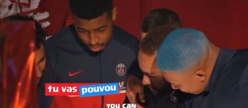 Neymar en train de lire un texte en français. (crédit PSG capture)
