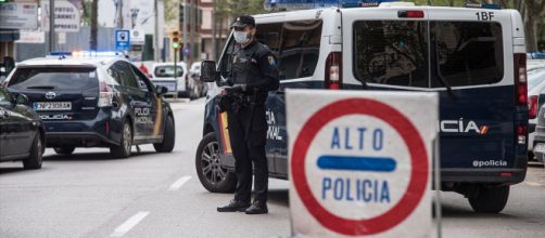 Un policía nacional fue detenido por supuestamente abusar de una joven que estuvo detenida en un calabozo de Ibiza (Twitter/@elmundoes)