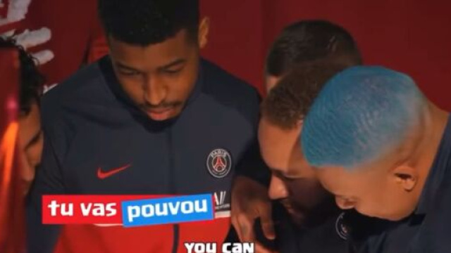 Neymar en train de lire un texte en français. (crédit PSG capture)