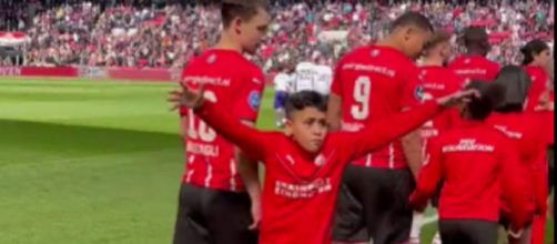 Un enfant fait le show lors de l'entrée des joueurs du PSV Eindhoven (vidéo)
