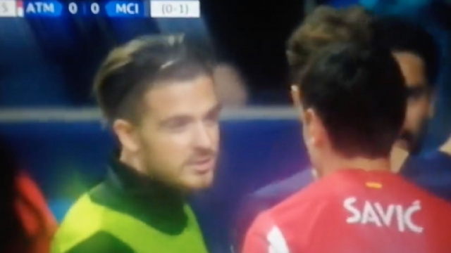 Stefan Savic a tiré les cheveux de Jack Grealish ce mercredi soir. (crédit capture)