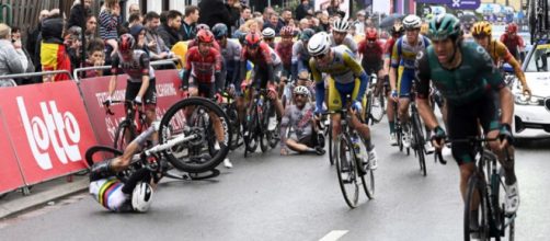 L'incidente provocato dall'ammiraglia della Quick-Step ala Freccia del Brabante.