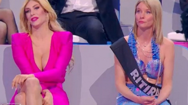 Paola Caruso contro Mila dopo l'espulsione da La Pupa e il Secchione: 'Violenza verbale'.