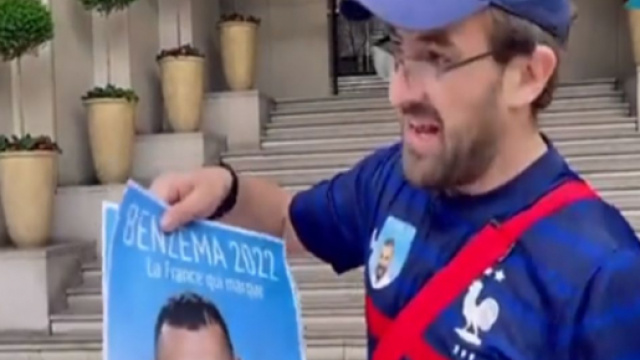 Pierre Antoine Damecour et sa folle parodie sur Karim Benzema. Source : Capture Twitter