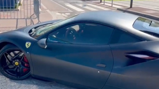Layvin Kurzawa recalé du Camp des Loges après être arrivé en retard. (crédit Twiter PSG Community)