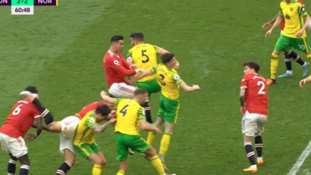 Maguire auteur d'un geste dangereux sur Paul Pogba... (crédit capture RMC Sport)