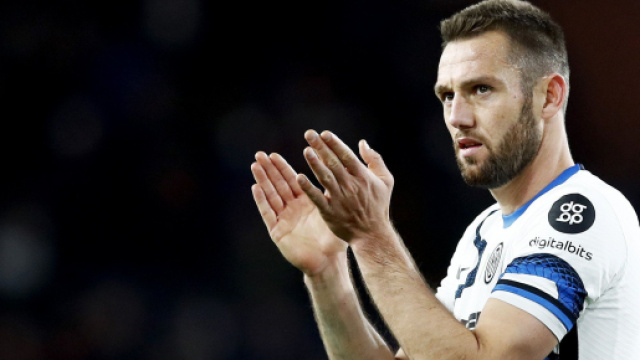 Inter, il Psg vuole De Vrij in difesa.