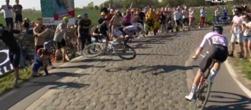 L'incidente di Yves Lampaert alla Parigi - Roubaix.