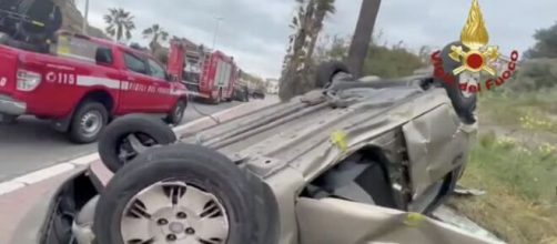 Crotone, incidente stradale: auto capovolta, abbattuto un cartellone pubblicitario.