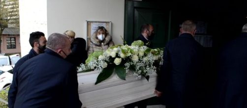 Un momento del funerale della ragazza morta.