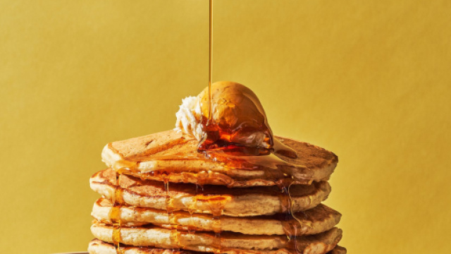 Due ricette di pancake vegani, soffici e con avena e mele.