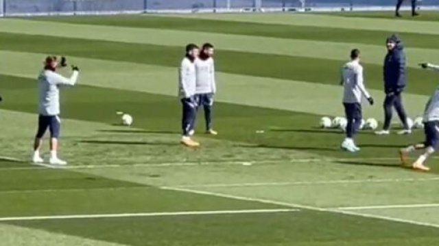 Kylian Mbappé parle en espagnol à ses partenaires du PSG. (crédit capture PSG community)