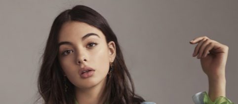 Tagli capelli e accessori novità primavera 2022: lo sliced bob e il foulard di Deva Cassel