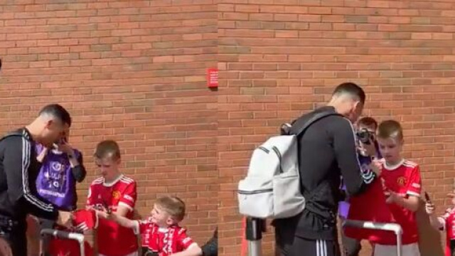 Maguire snob&eacute; par un jeune fan de Manchester United. (cr&eacute;dit Twitter)