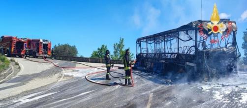 Autobus in fiamme a Rota Greca