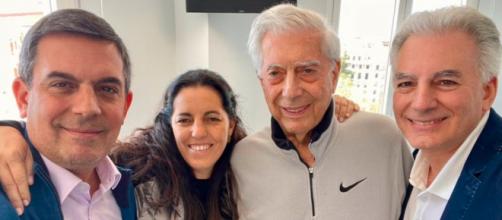 Los hijos de Mario Vargas Llosa han compartido una imagen con el autor de 'Conversación en la Catedral' (Twitter, morganavll)