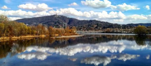 La collina di Torino: convivenza difficile tra ciclisti e turisti.