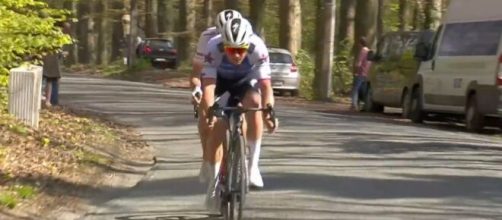 Remco Evenepoel all'attacco nella Liegi Bastogne Liegi.