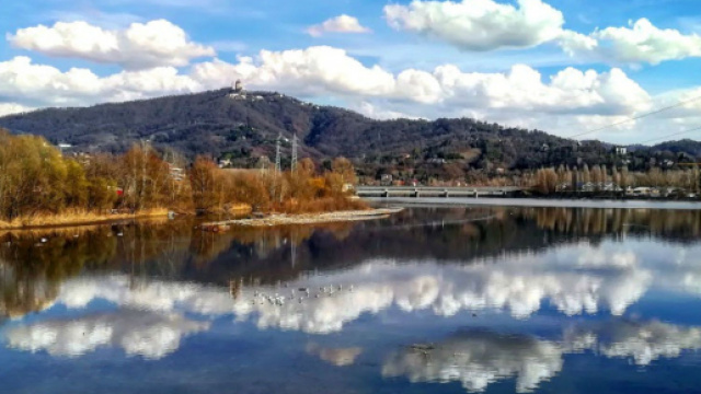La collina di Torino: convivenza difficile tra ciclisti e turisti.