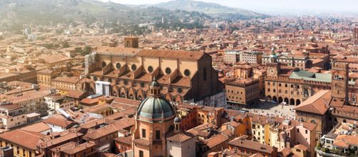 La città di Bologna: piazza Maggiore.