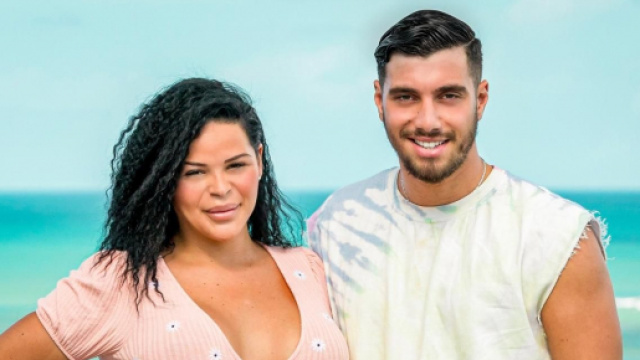 Ahmed contacte les amies de Sarah Fraisou pour soutirer des informations. Elle balance tout et porte plainte.