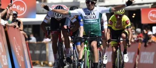 Eduard Prades, esultanza sbagliata e sella rotta al Giro di Grecia.