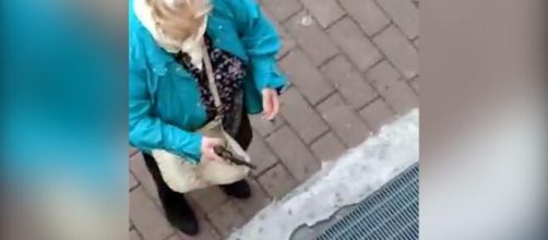 Treviglio, in un video amatoriale girato da un residente, la 71enne Silvana Erzembergher è con un revolver in mano dopo aver ucciso un vicino.