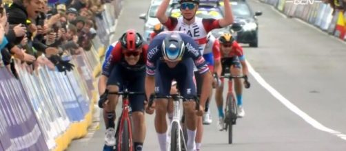 La volata vincente di Mathieu Van der Poel al Giro delle Fiandre