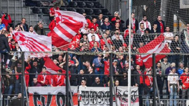 La technique des fans de Brest pour déstabiliser Savanier sur penalty fait le buzz (Credit : Icon Sport)