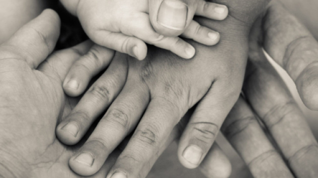 Cognome paterno, la Consulta ne dichiara illegittima l'attribuzione automatica.